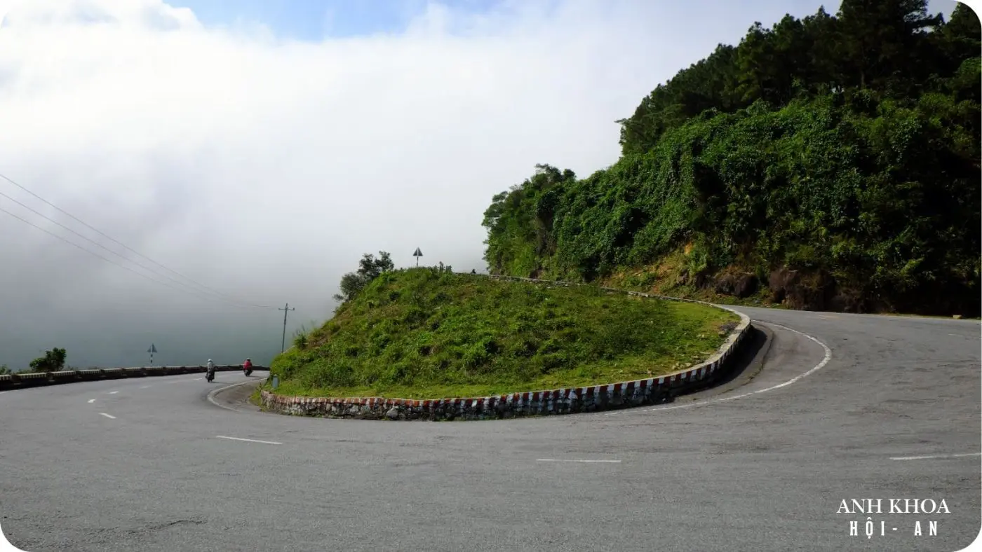 Hoi an to hue motorbike one-way rental by anh khoa: reliable scooters with stops at hai van pass and lang co bay