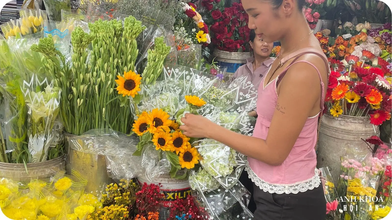 Create your own bouquet at anh khoa flower workshop in hoi an