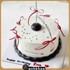 Freshly made cream cake perfect for celebrations in Da Nang