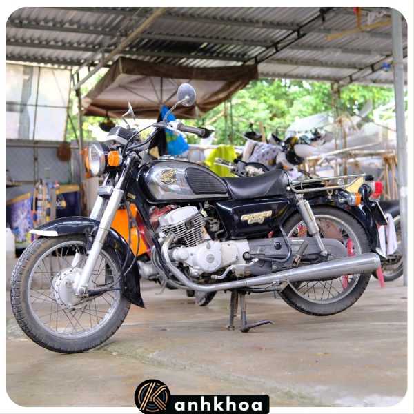 Explore Hoi An with the timeless Honda CD 125 Benly, available for rent at Anh Khoa Motorbike Rental.