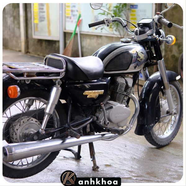 Discover Hoi An’s beauty on the vintage Honda CD 125 Benly, available at Anh Khoa Motorbike Rental.