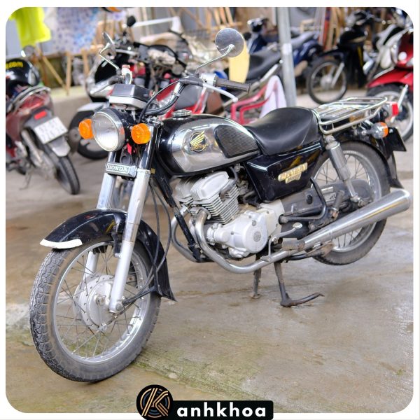 Classic Honda CD 125 Benly motorbike rental in Hoi An – Perfect for an authentic and stylish journey with Anh Khoa.