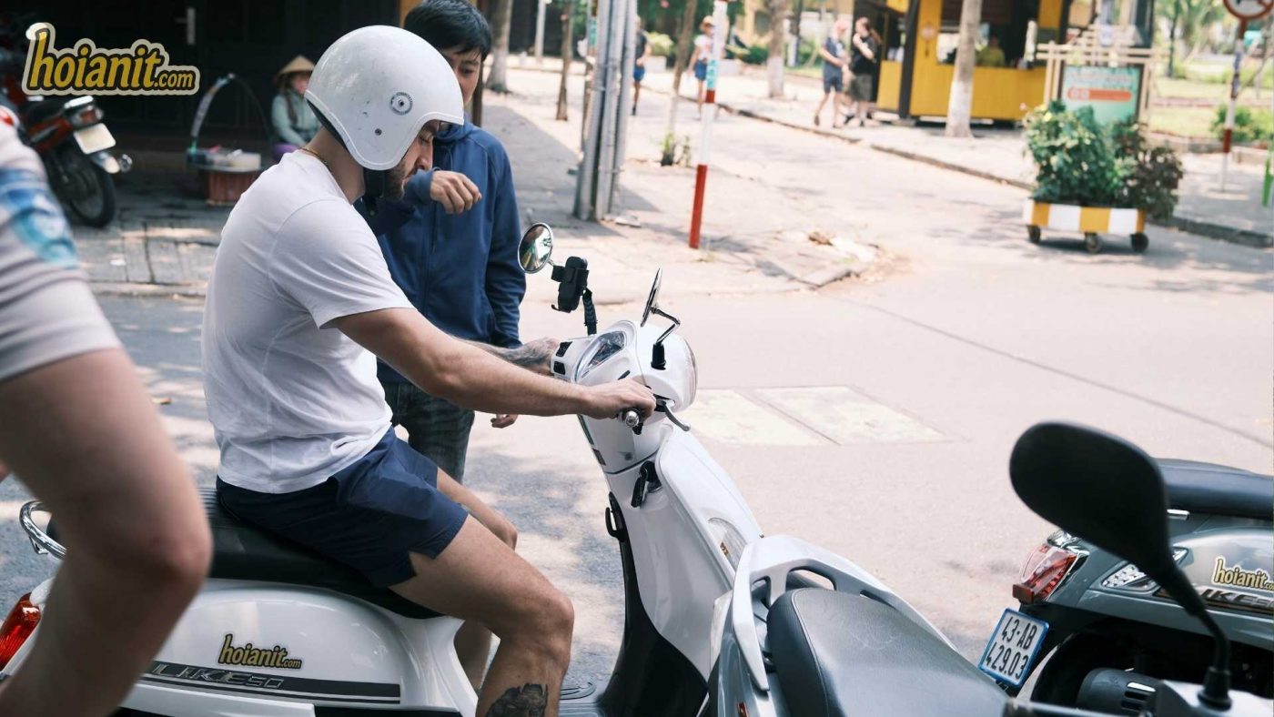 50cc co%CC%81 bi%CC%A3 kie%CC%82%CC%89m tra kho%CC%82ng1 Khách đội mũ bảo hiểm trắng ngồi trên xe 50cc trước khi chạy ở Hội An - 50cc có bị kiểm tra không