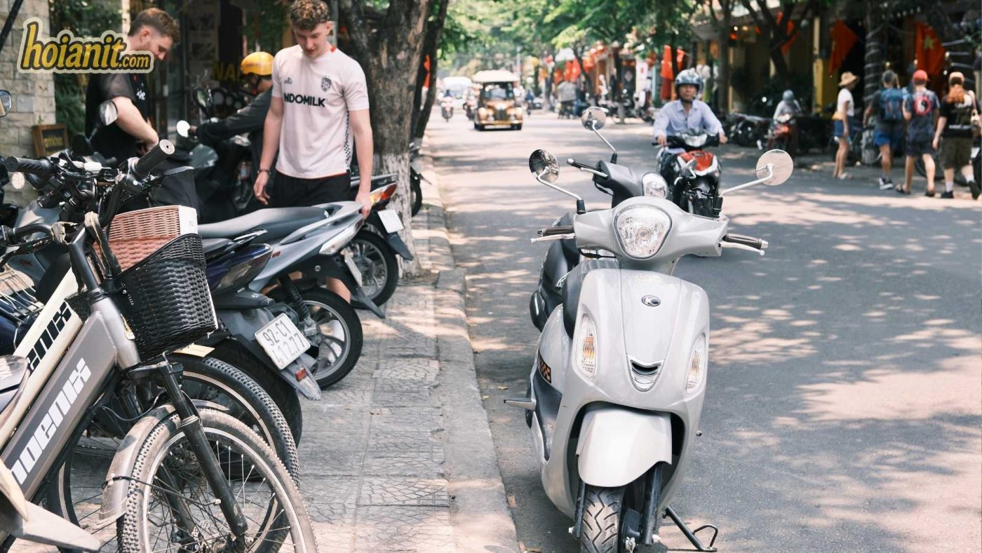 50cc co%CC%81 bi%CC%A3 kie%CC%82%CC%89m tra kho%CC%82ng2 Xe tay ga 50cc màu trắng chạy trên phố Hội An cạnh dãy xe đạp