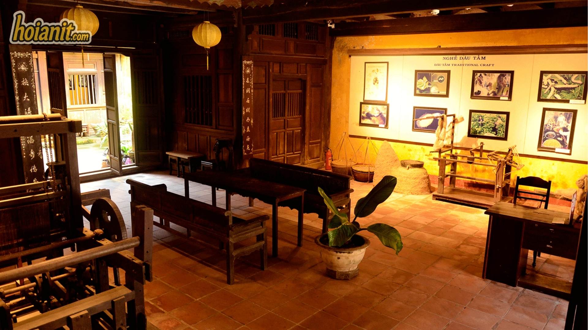 Gian nghề truyền thống trong Bảo tàng Văn hóa dân gian — nơi trưng bày đầu Thiên Cẩu dịp Trung thu Hội An