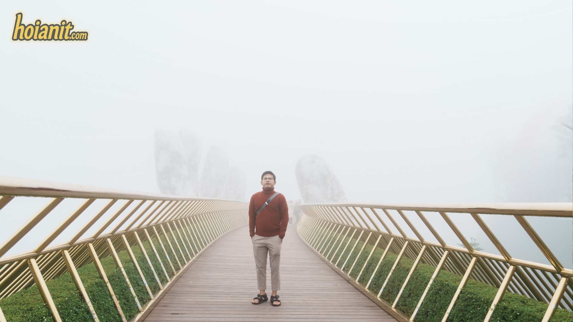 Cầu Vàng Bà Nà Hills chìm trong sương mù dày vào buổi trưa