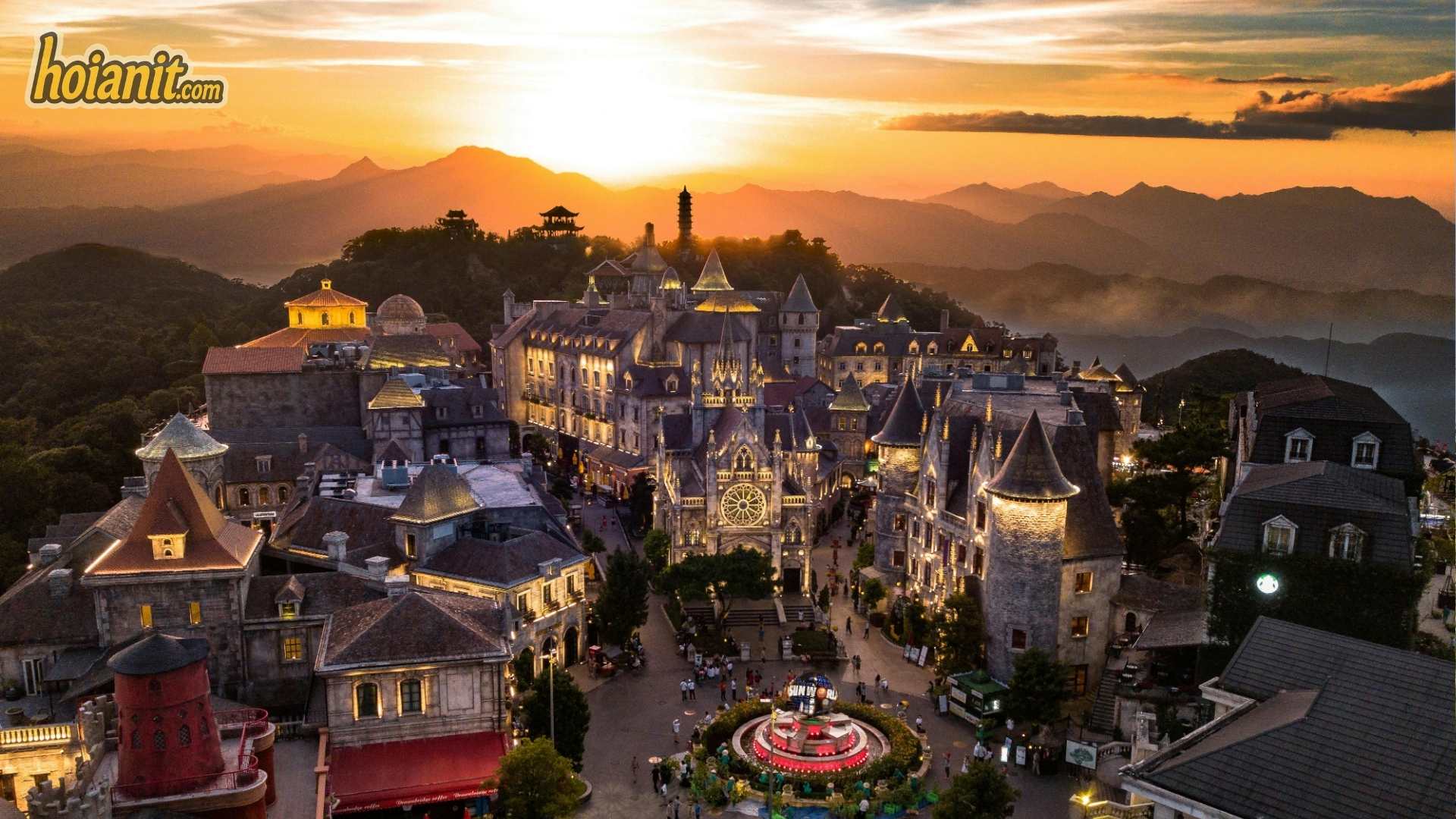 Làng Pháp Bà Nà Hills lúc hoàng hôn nhìn từ trên cao
