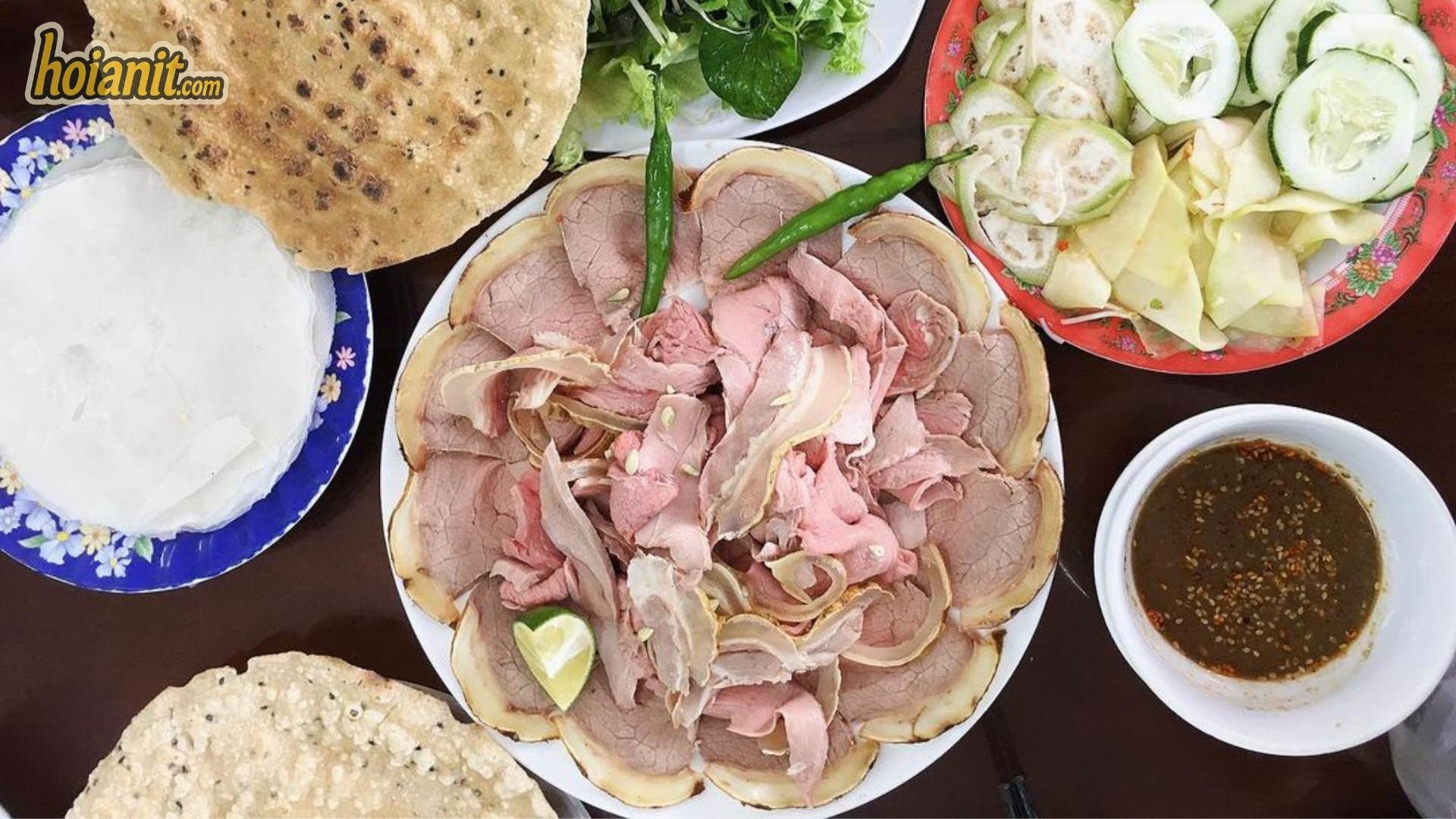 Mâm bê thui Cầu Mống đầy đủ bánh tráng, rau sống, chuối chát và mắm nêm