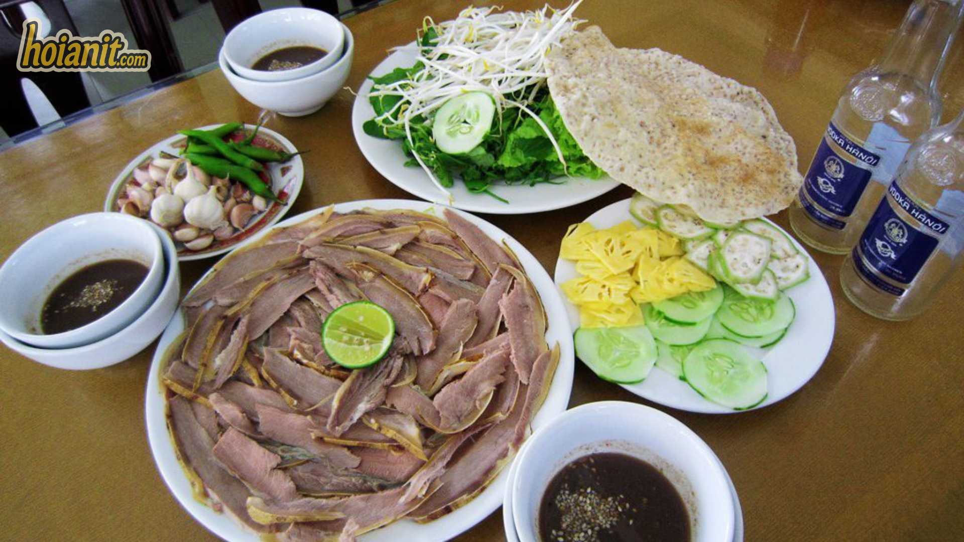 Bàn ăn bê thui Cầu Mống ở Hội An với mắm nêm, tỏi ớt và giá đỗ