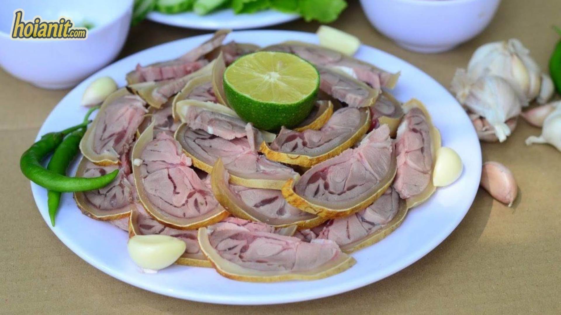 Đĩa bê thui Cầu Mống thái mỏng, viền da vàng, ăn kèm tỏi ớt