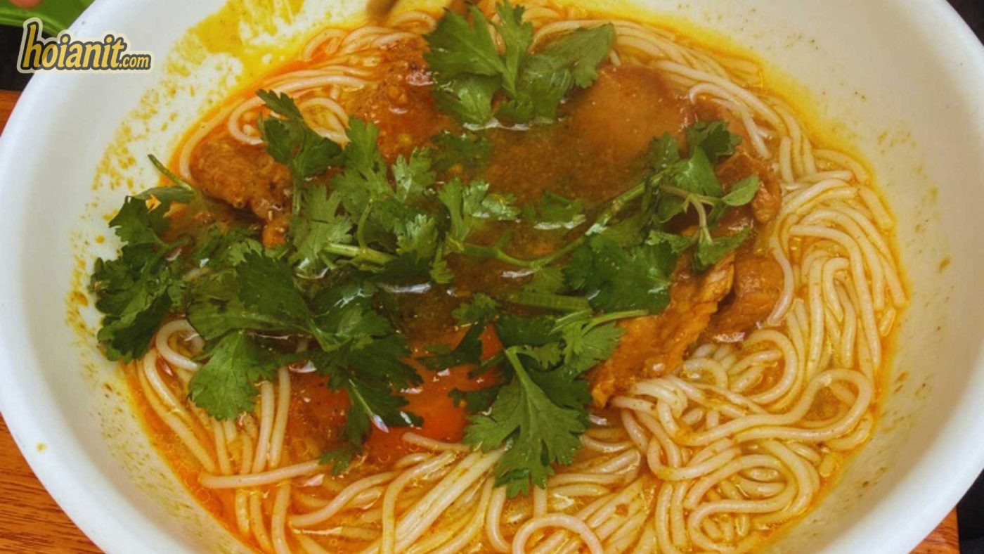 Bu%CC%81n Cari Ho%CC%A3%CC%82i An Ca%CC%A3nh Nha%CC%80 Tho%CC%9B%CC%80 Bún cà ri Hội An quán Liên cạnh nhà thờ Lý Thường Kiệt