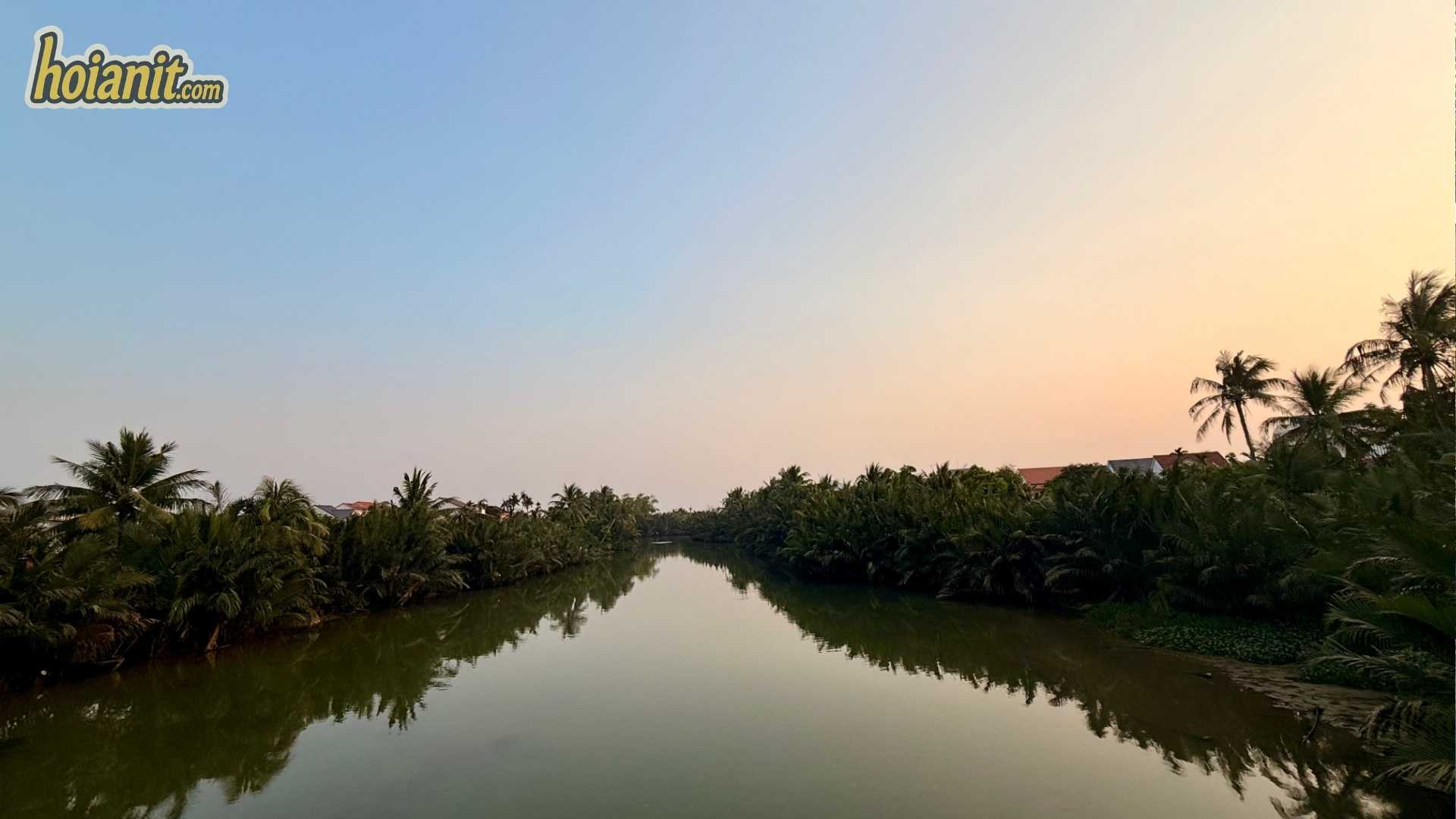 Rạch nước trong rừng dừa Cẩm Thanh lúc chiều muộn