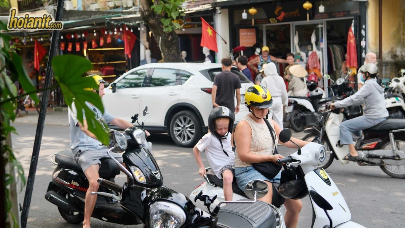 Can 3 people ride one motorbike in Vietnam with a baby1 Can 3 people ride one motorbike in Vietnam with a baby
