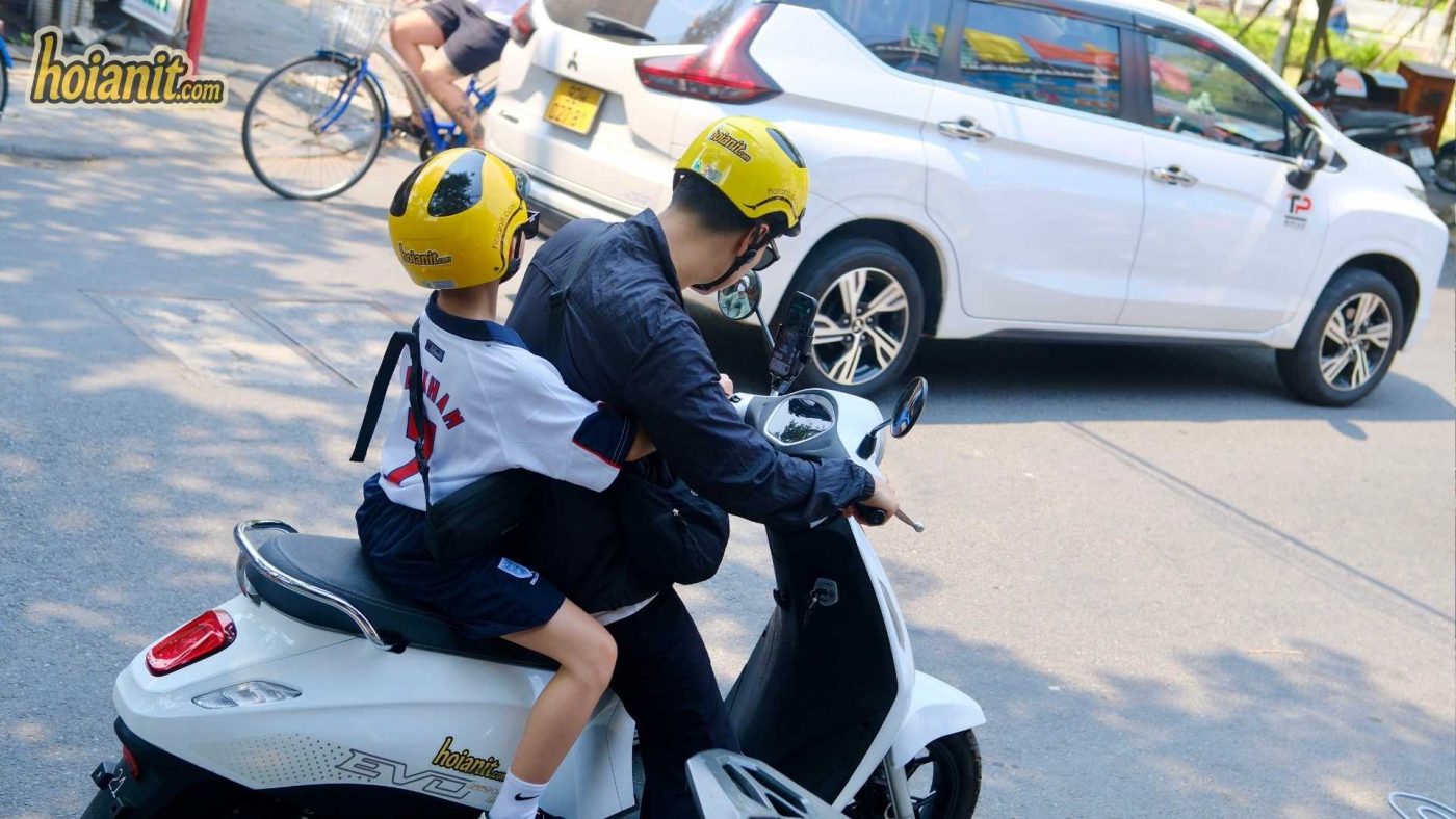 Can 3 people ride one motorbike in Vietnam with a baby2 Can 3 people ride one motorbike in Vietnam with a baby