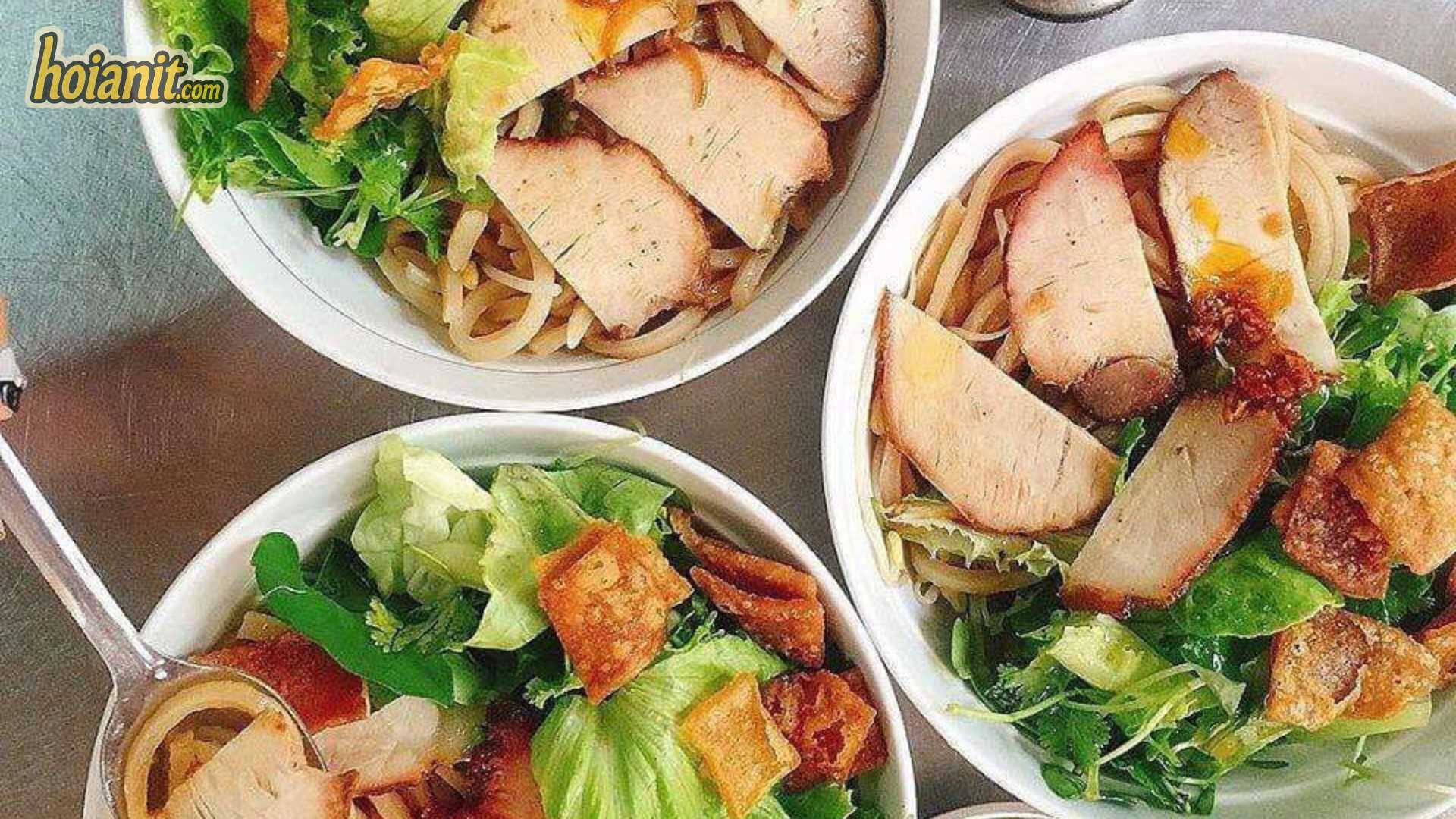 Cao lầu Hội An - sợi mì vàng, xá xíu, da heo chiên giòn