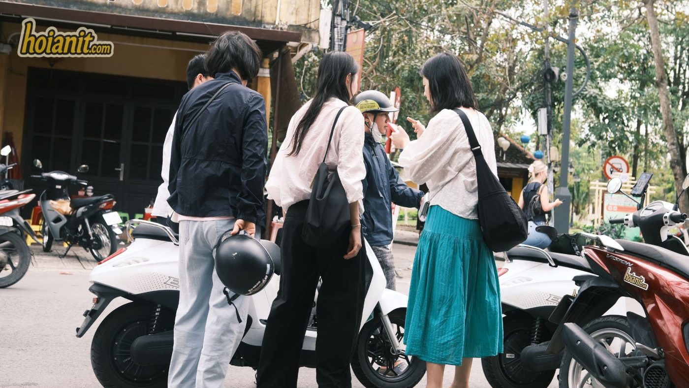 Cheap Motorbike Rental Hoi An2 Tourist riding a scooter in Hoi An Old Town Vietnam