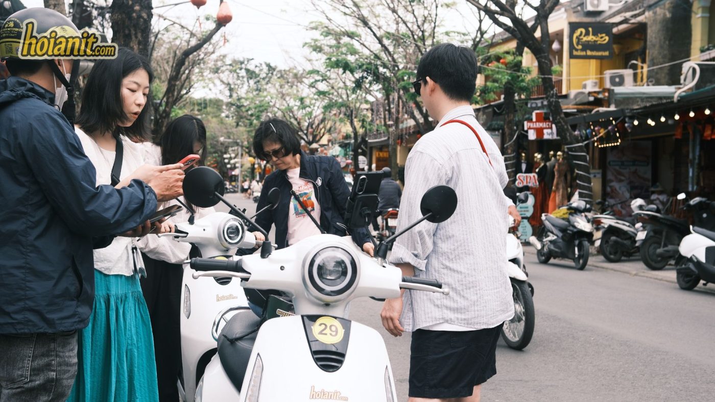 Cheap Motorbike Rental Hoi An3 Cheap motorbike rental Hoi An shop front at 110000 VND per day