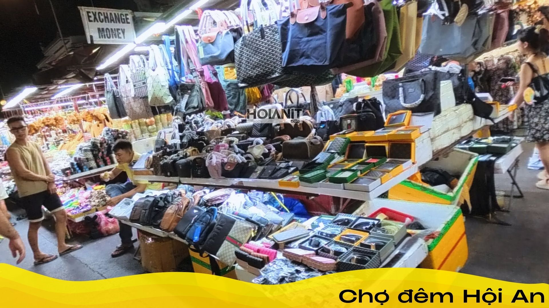 Sạp túi xách và đồ da ở chợ Nguyễn Hoàng, An Hội