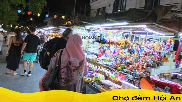 Du khách thuê xe đạp điện tại chợ đêm Hội An