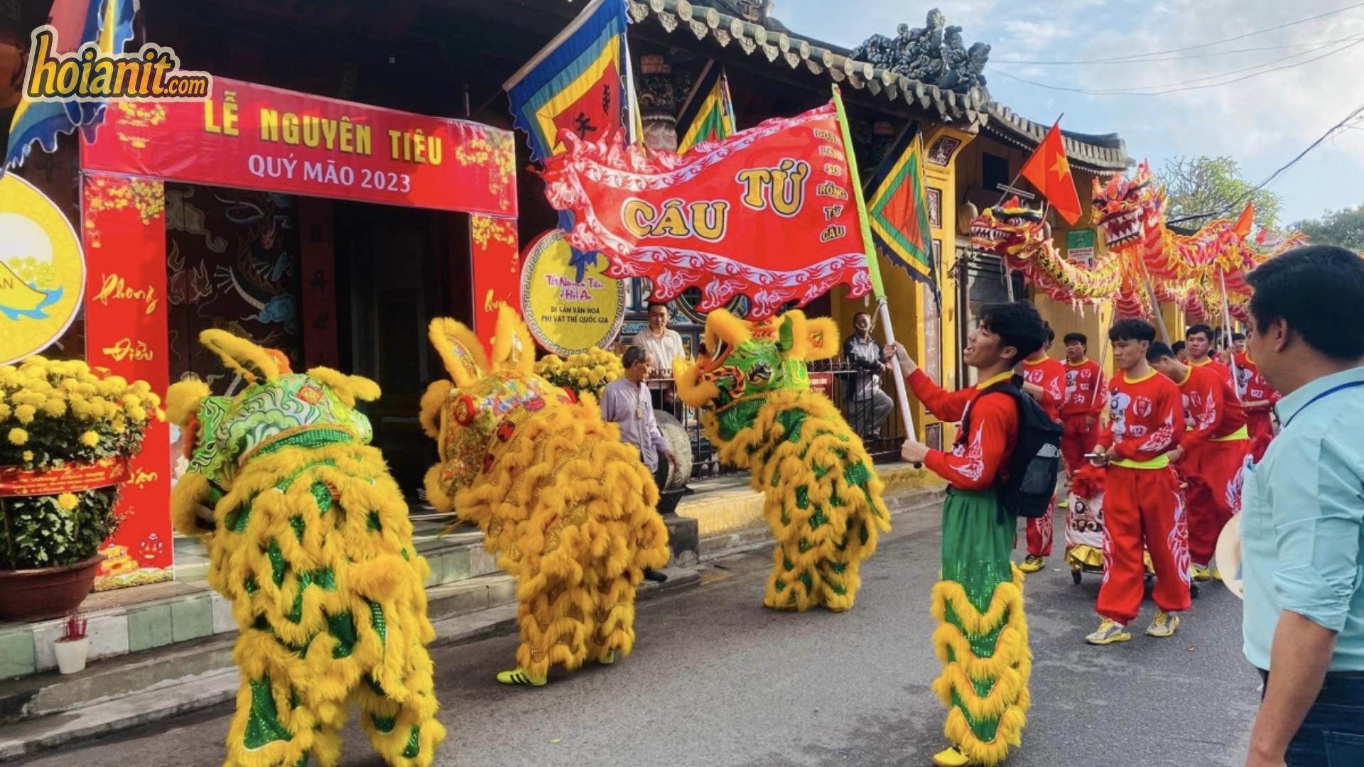 Lion and dragon dance troupes in front of Chua Ong Pagoda in Hoi An