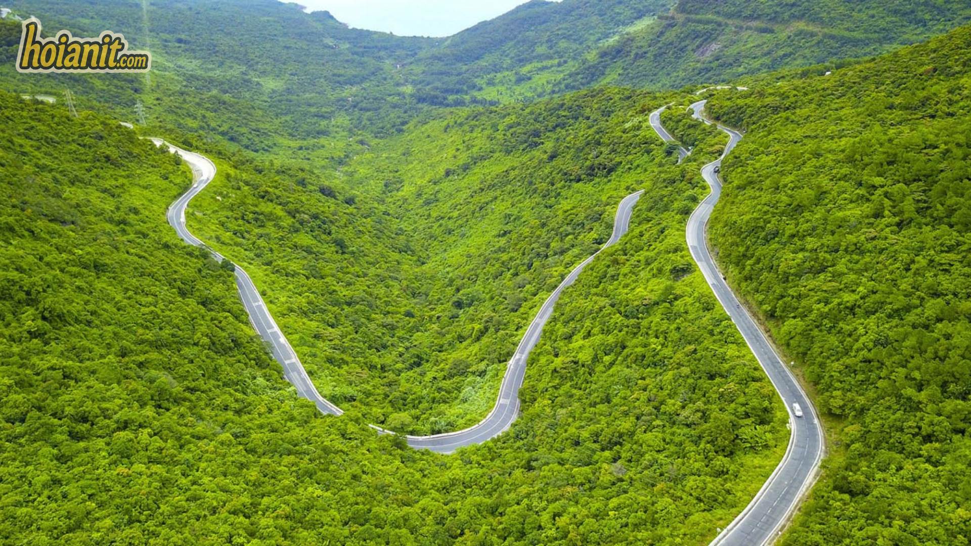 De%CC%80o Ha%CC%89i Va%CC%82n Hai Van Pass 2 Đường đèo Hải Vân uốn lượn nhiều khúc cua giữa núi xanh nhìn từ trên cao