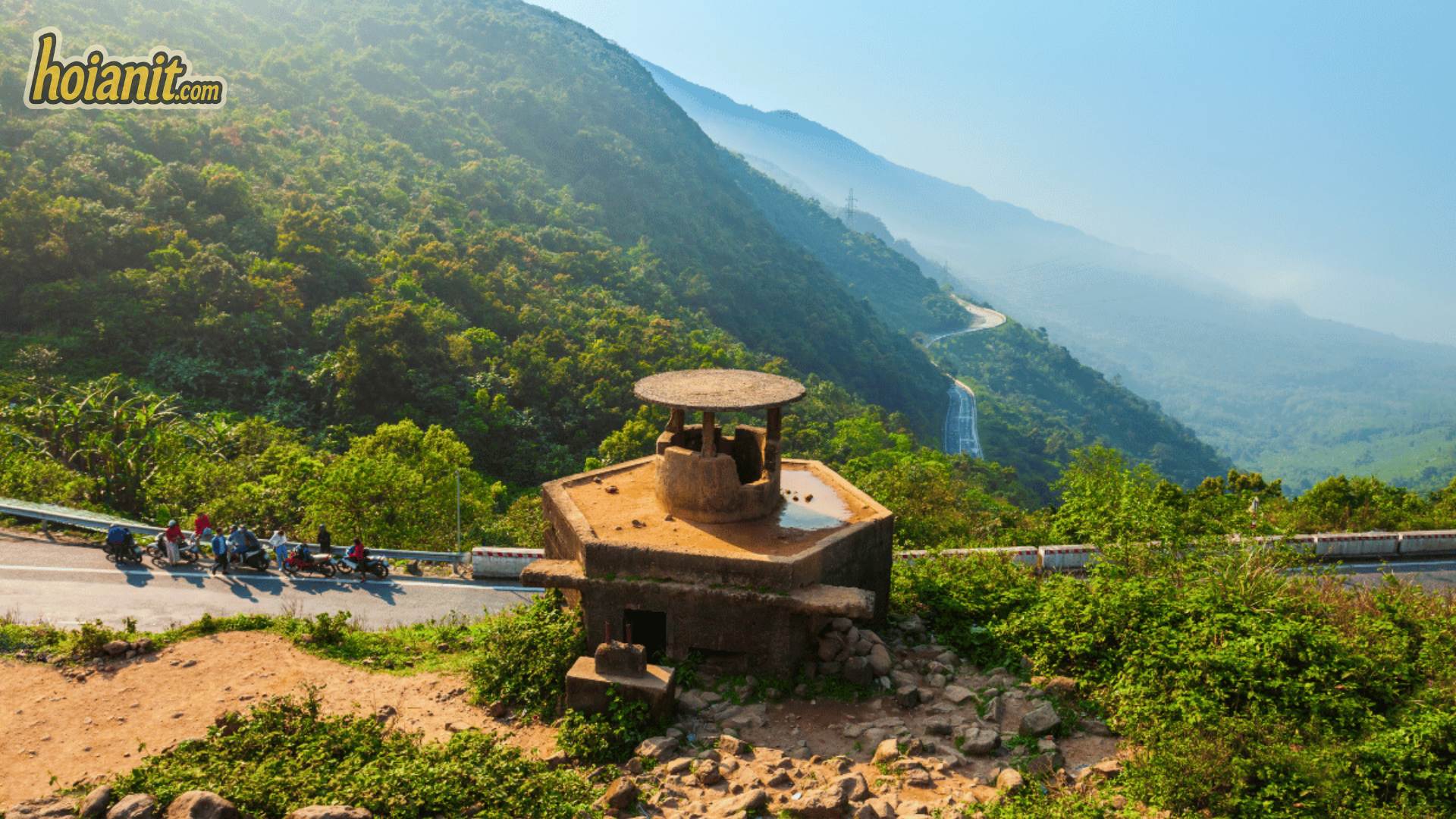 De%CC%80o Ha%CC%89i Va%CC%82n Hai Van Pass 4 Lô cốt cũ trên đỉnh đèo Hải Vân với khách đứng ngắm biển phía dưới