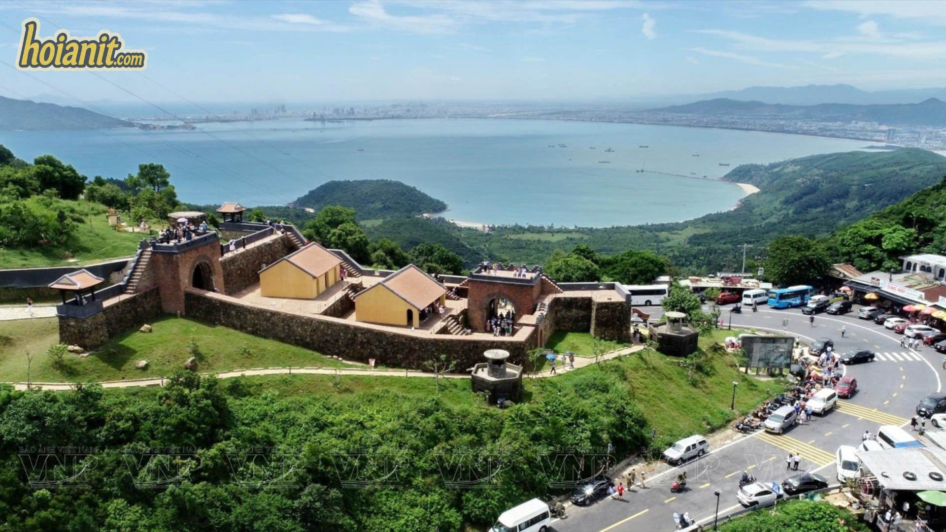 De%CC%80o Ha%CC%89i Va%CC%82n Hai Van Pass 5 Toàn cảnh di tích Hải Vân Quan sau trùng tu nhìn từ trên cao, phía sau là vịnh Đà Nẵng