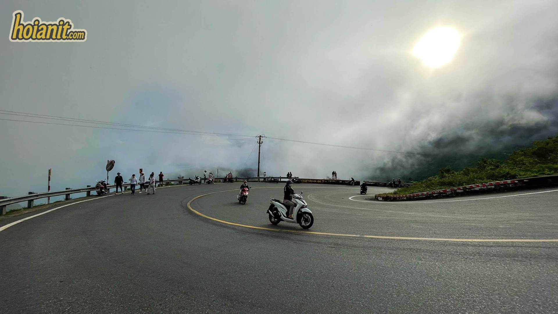 De%CC%80o Ha%CC%89i Va%CC%82n Hai Van Pass 6 Xe máy chạy trên đèo Hải Vân trong sương mù dày, mặt trời mờ phía sau