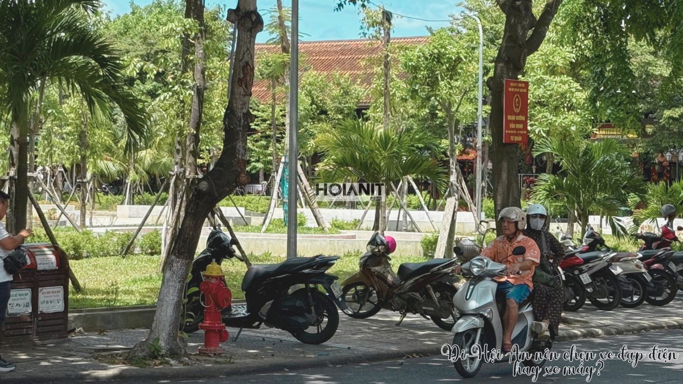 so sánh xe đạp điện và xe máy khi đi du lịch Hội An
