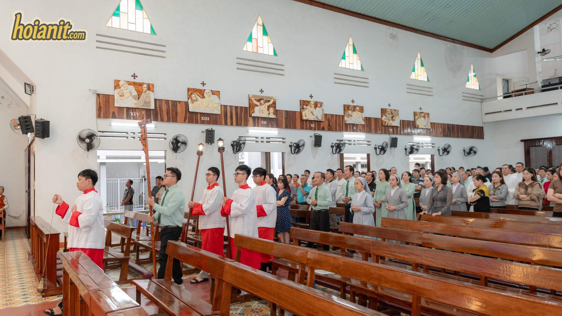 Gia%CC%81o Xu%CC%9B%CC%81 Thanh Bi%CC%80nh Da%CC%80 Na%CC%86%CC%83ng 2 Bên trong nhà thờ Thanh Bình Đà Nẵng
