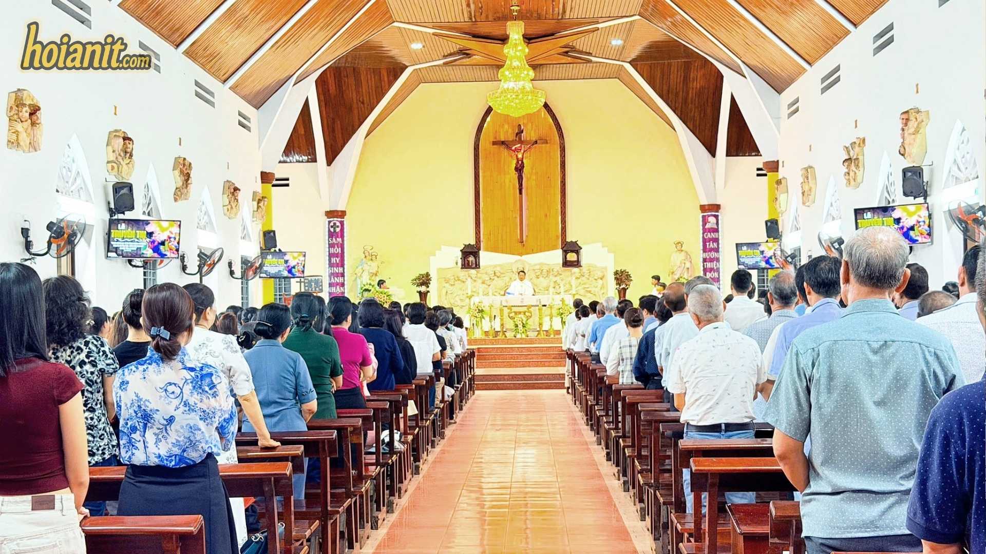 Bên trong nhà thờ Cồn Dầu Đà Nẵng