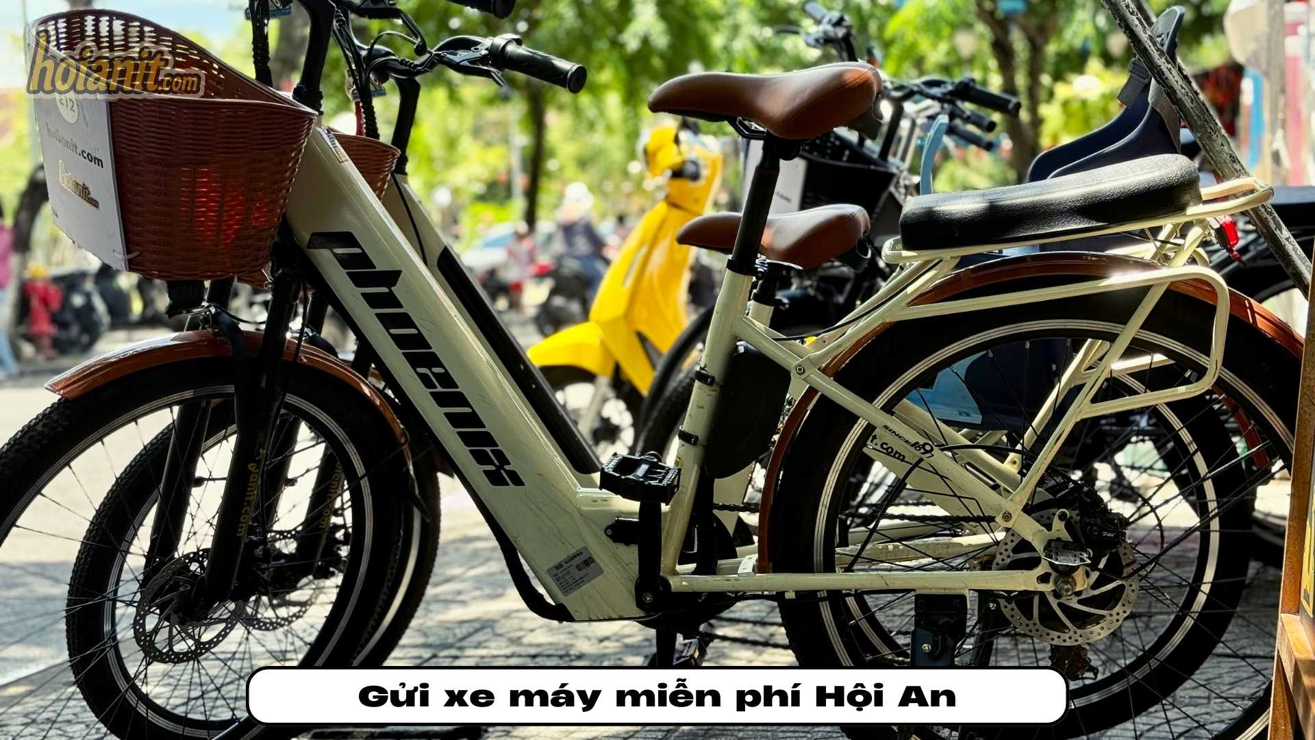 Gu%CC%9B%CC%89i xe ma%CC%81y mie%CC%82%CC%83n phi%CC%81 Ho%CC%A3%CC%82i An 2 Xe đạp cho thuê dựng cạnh xe máy tại chỗ gửi xe máy miễn phí ở Hội An