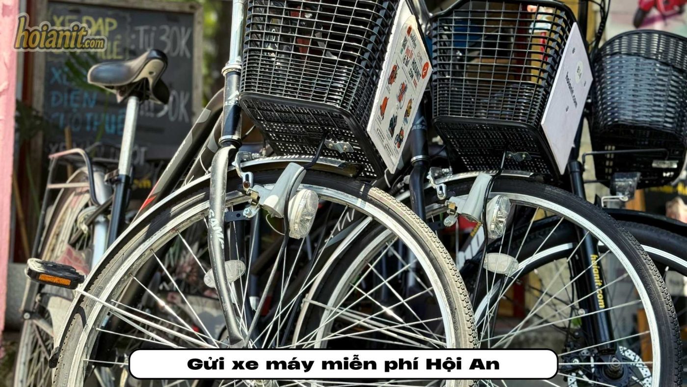 Khách du lịch thuê xe đạp điện và gửi xe máy miễn phí ở Hội An