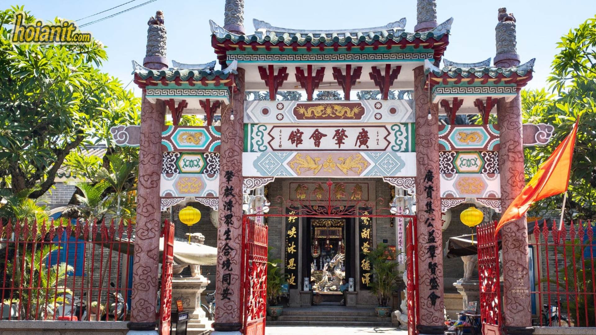 Cổng tam quan hội quán Quảng Đông Hội An với mái ngói, hoành phi và hàng rào sơn đỏ