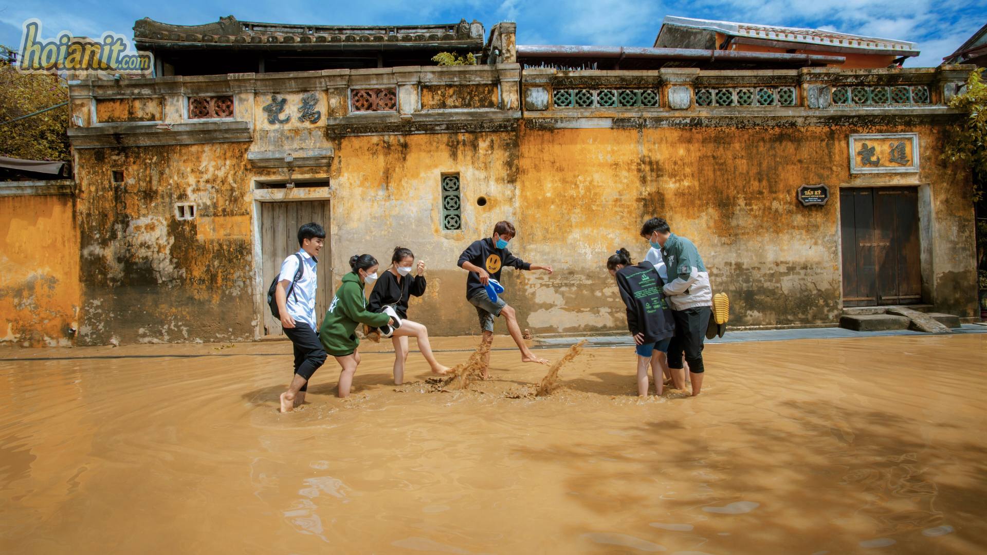 Nước lũ màu phù sa trước nhà cổ Hội An mùa lụt