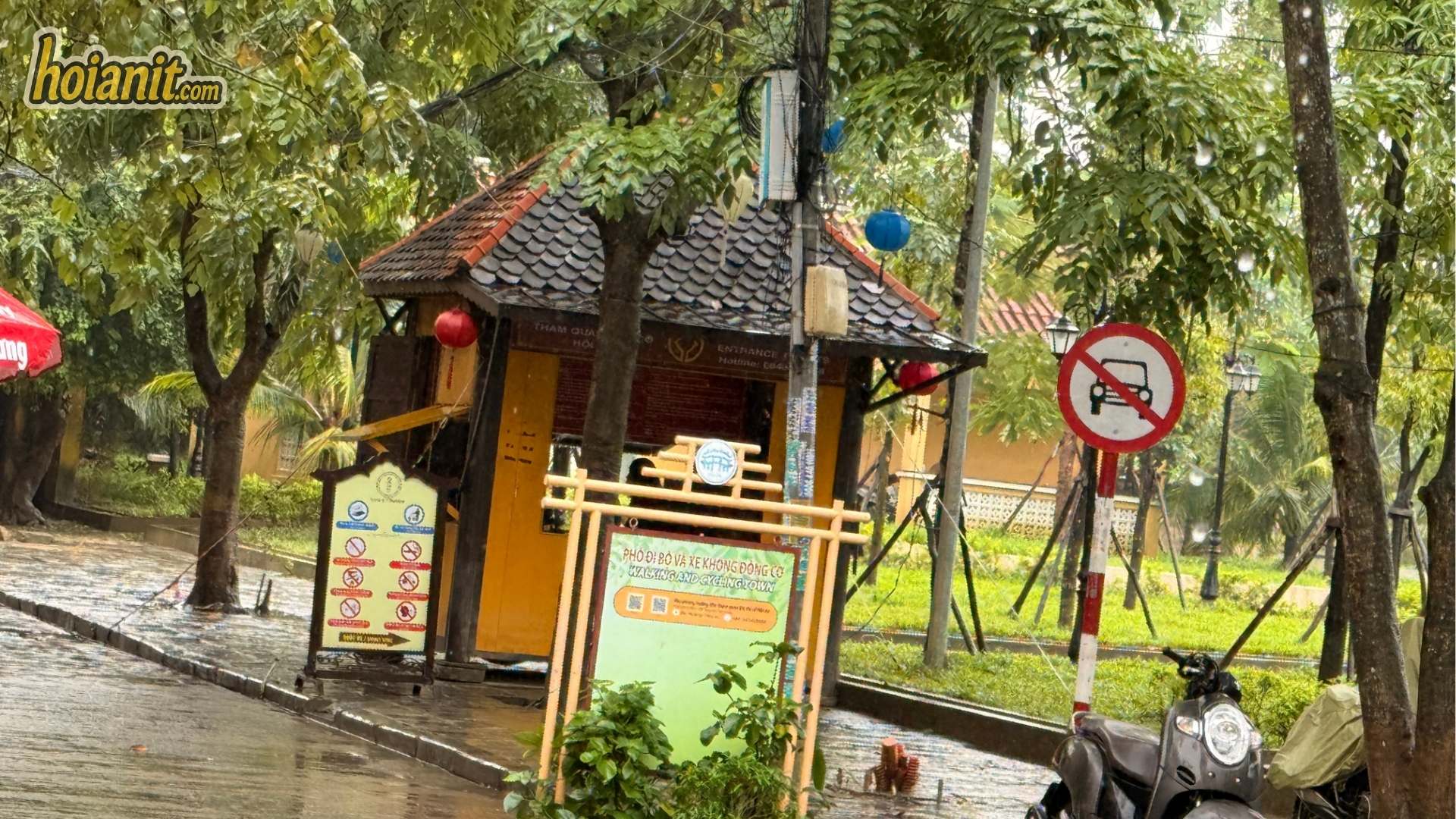 Quầy vé phố cổ Hội An cạnh biển cấm xe cơ giới