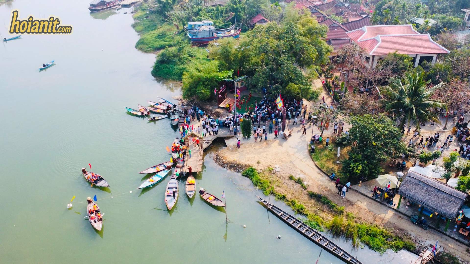 Nhìn từ trên cao bến đò làng mộc Kim Bồng đông người và ghe thuyền trong ngày hội làng nghề