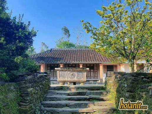 Loc Yen 2 Dry-stone steps and mossy walls leading up to an old tiled-roof house in Loc Yen ancient village
