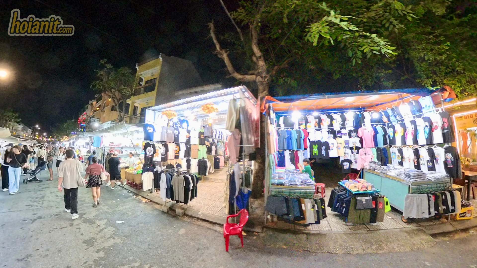 Dãy sạp quần áo ở đầu chợ Nguyễn Hoàng gần bãi gửi xe