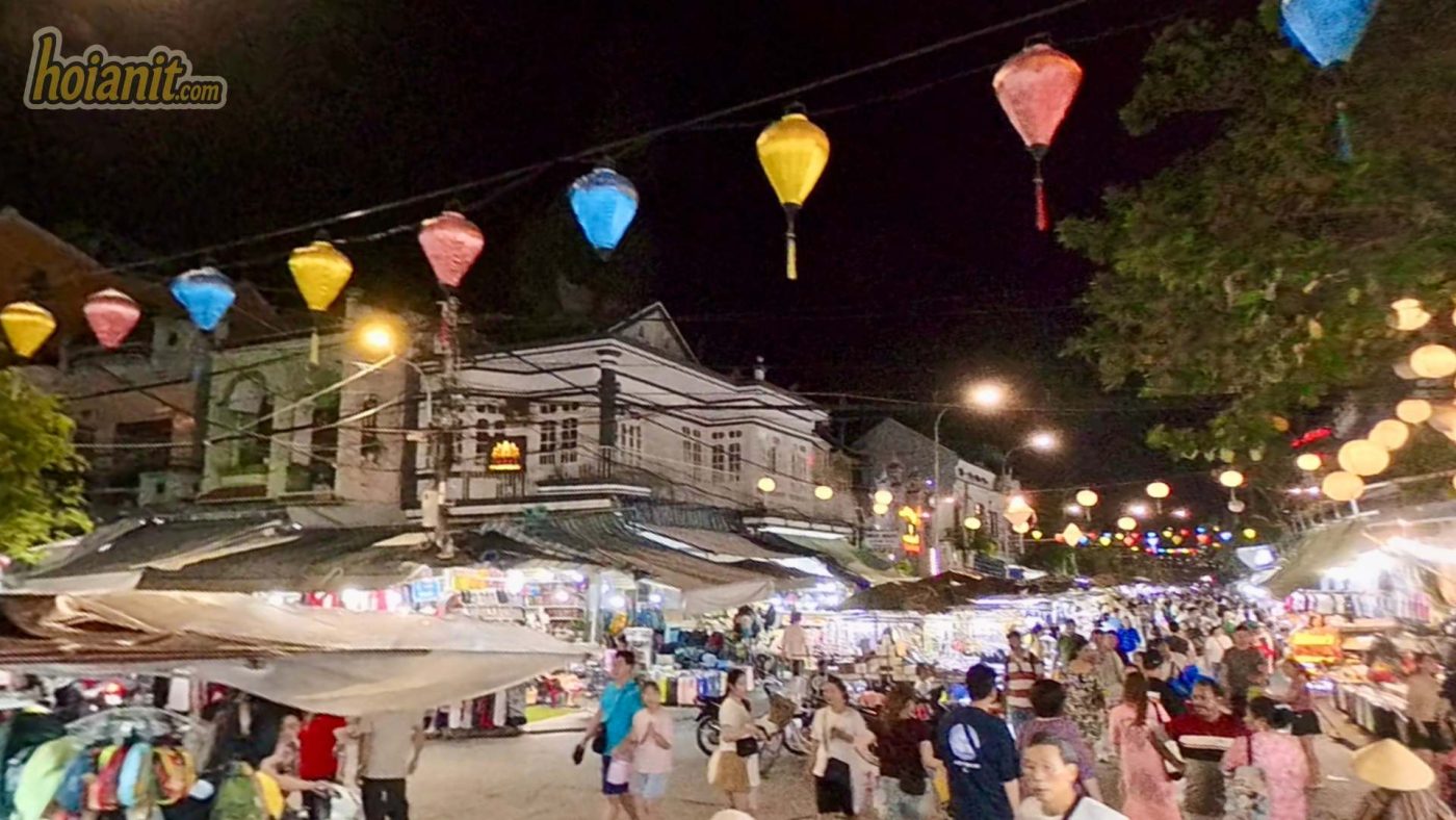Street food stalls at Hoi An night market