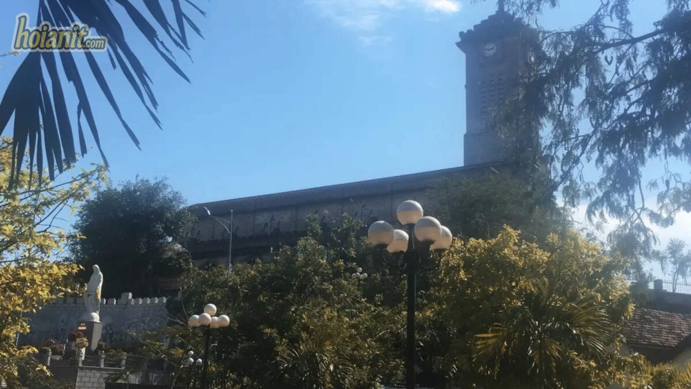 Cung thánh Nhà thờ An Hòa – Đà Nẵng với bàn thờ chính, thập giá và tượng Đức Mẹ, Thánh Giuse