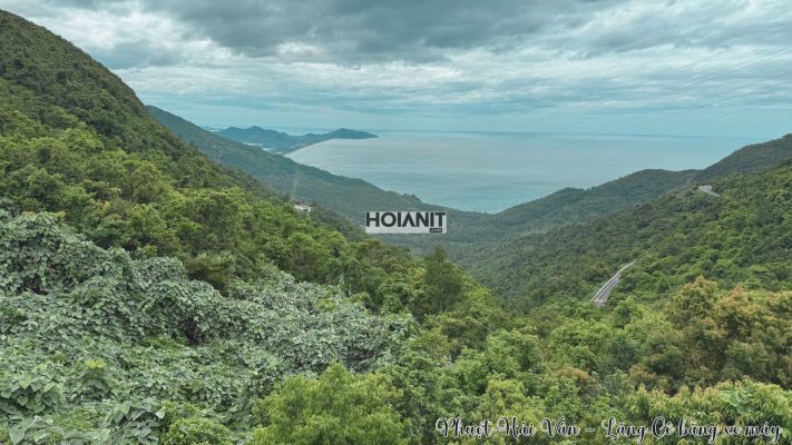 phượt thủ dừng xe máy ngắm cảnh vịnh Đà Nẵng