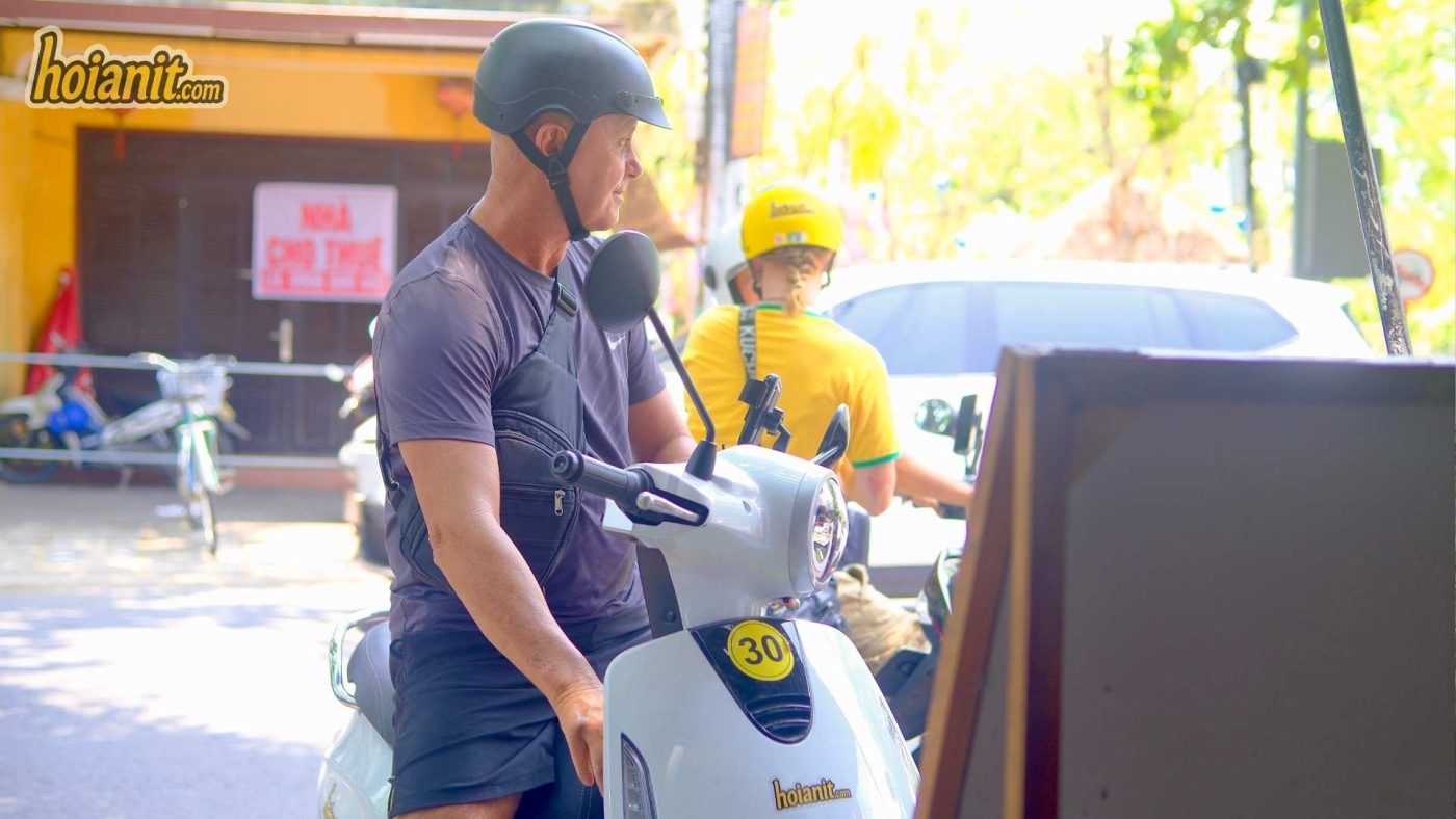 Should Beginners Ride a Motorbike in Hoi An1 * Sử dụng các nét vẽ mảnh như được vẽ bằng bút trắng
* Giữ nét vẽ thô, hơi không đều, giống như một nét vẽ tay tự nhiên
* Vẽ đường viền bao quanh các vật thể
* Sử dụng mũi tên hoặc đường nét đứt để dẫn hướng ánh nhìn của người xem
* Kích thước: 16x9