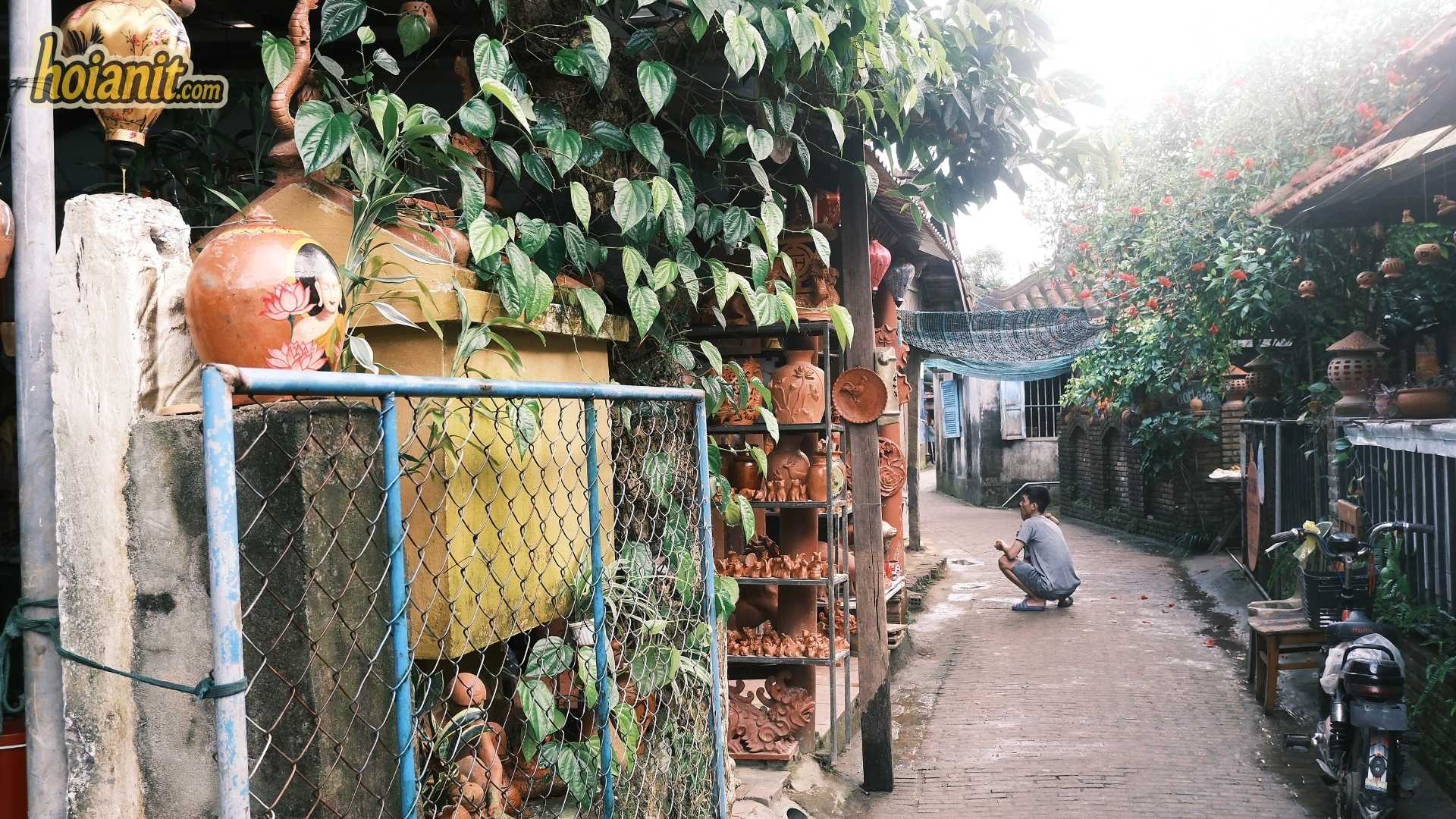 Hẻm nhỏ có kệ gốm hai bên trong làng gốm Thanh Hà