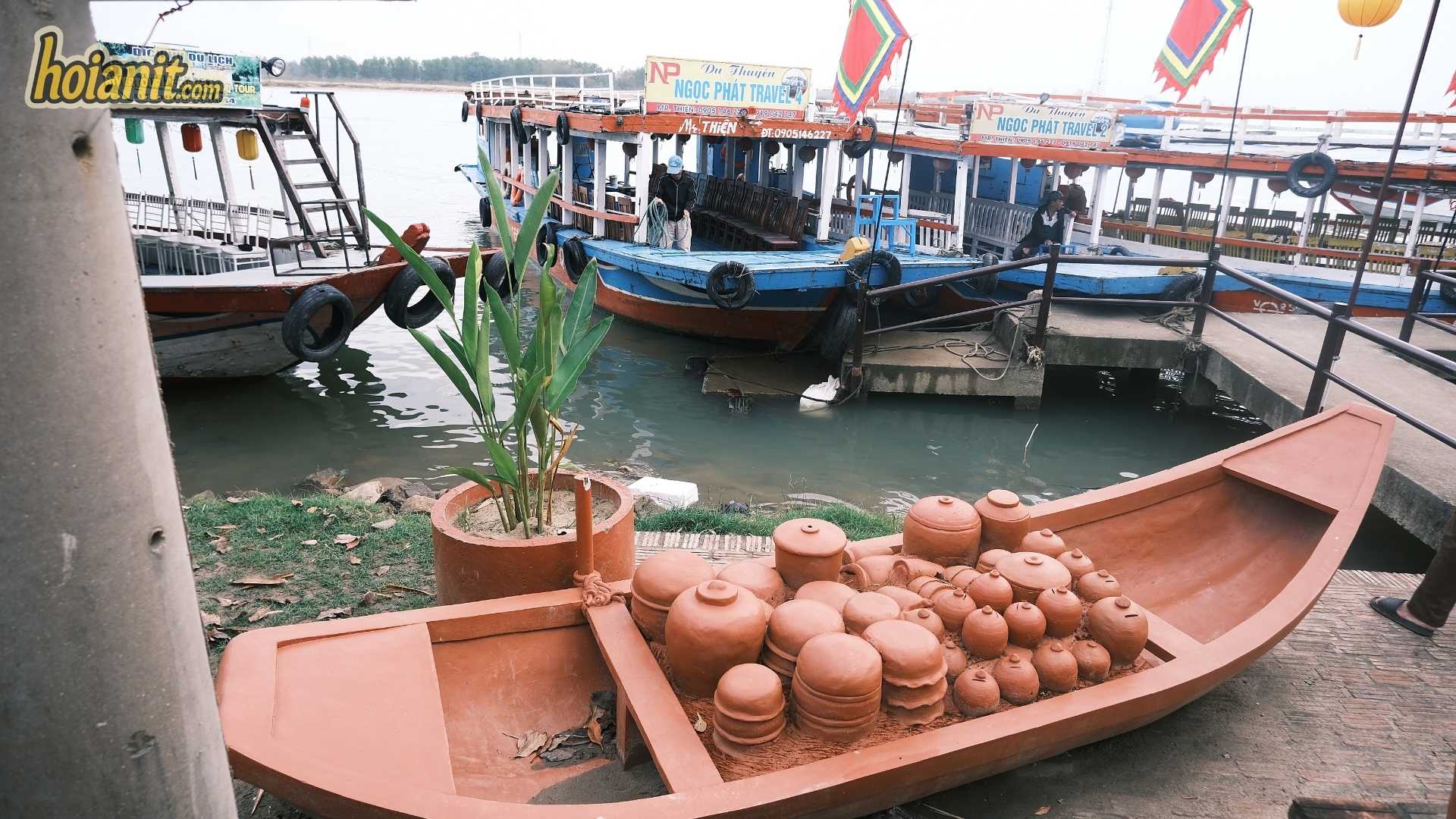 Thuyền gỗ chất đầy gốm cạnh bến sông ở làng gốm Thanh Hà