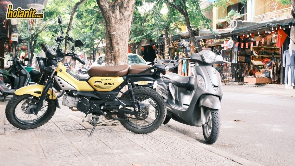 Yamaha PG-1 amarilla y scooter automático de hoianit.com aparcados en Hoi An