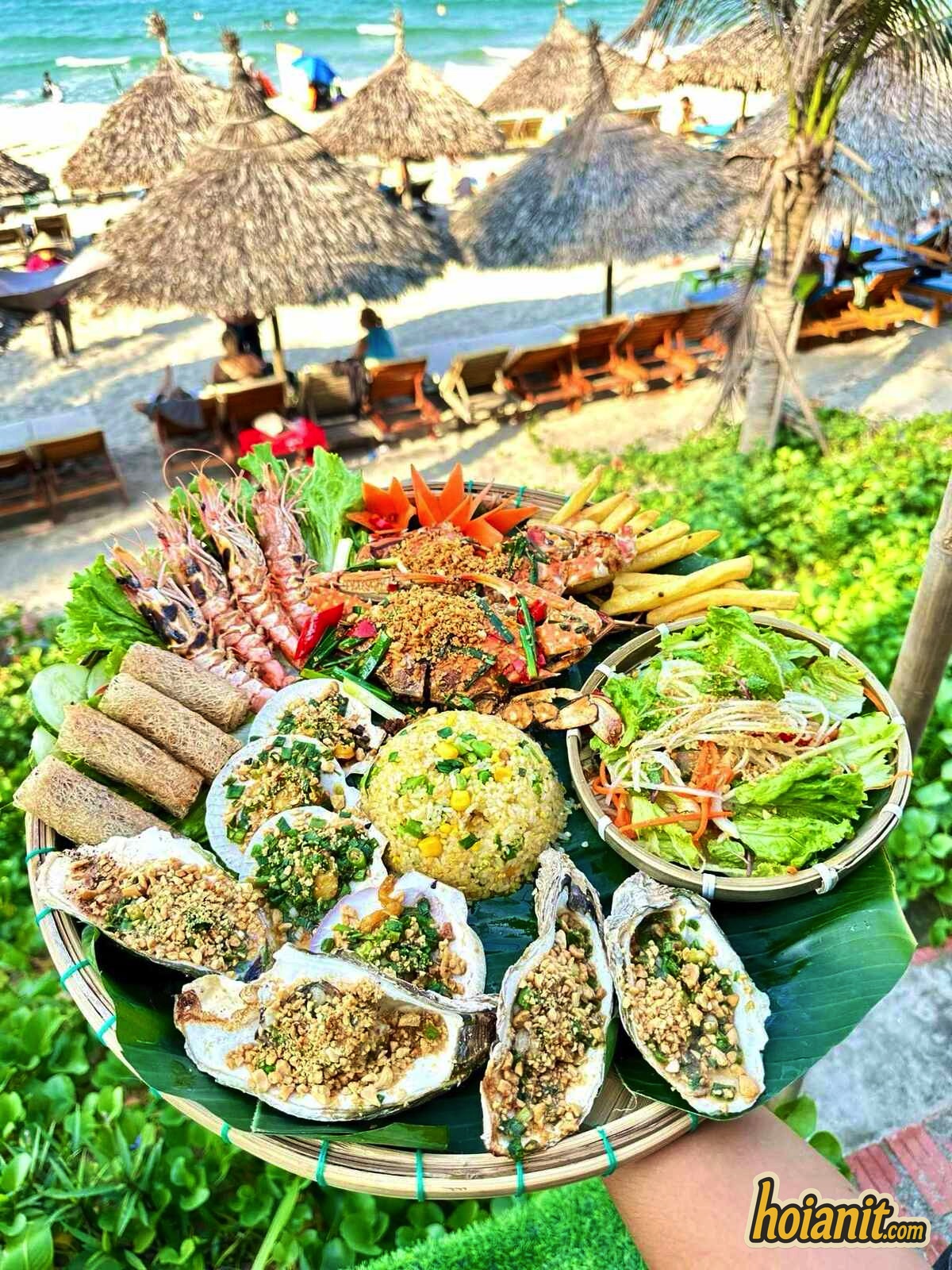 an hai san o bien an bang Seafood platter with grilled prawns and fresh herbs at An Bang beach