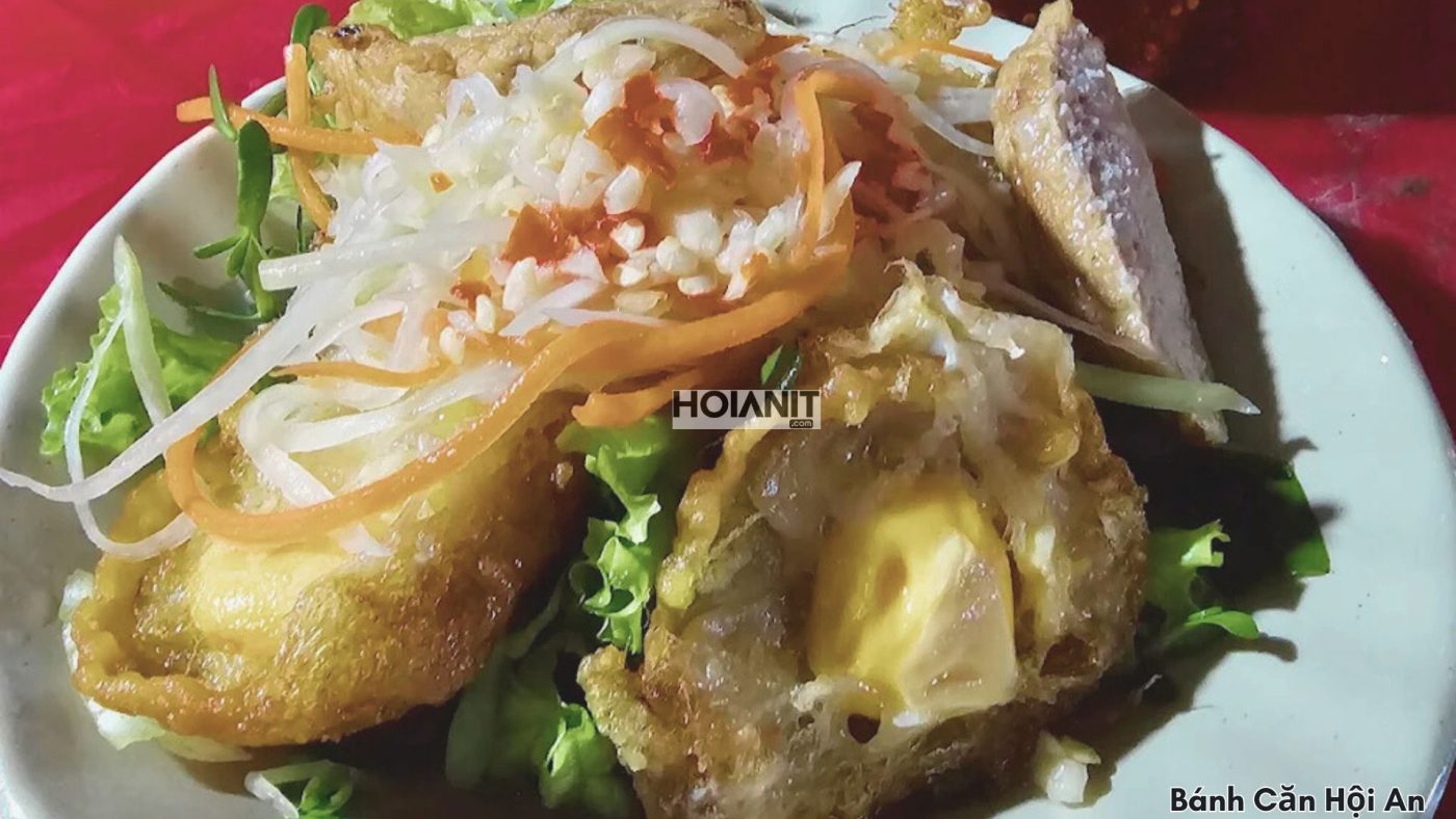 Không gian quán ăn vặt bánh căn Cô Dung bình dân