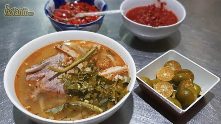 Quán bánh canh Bà Quýt Hội An đông khách