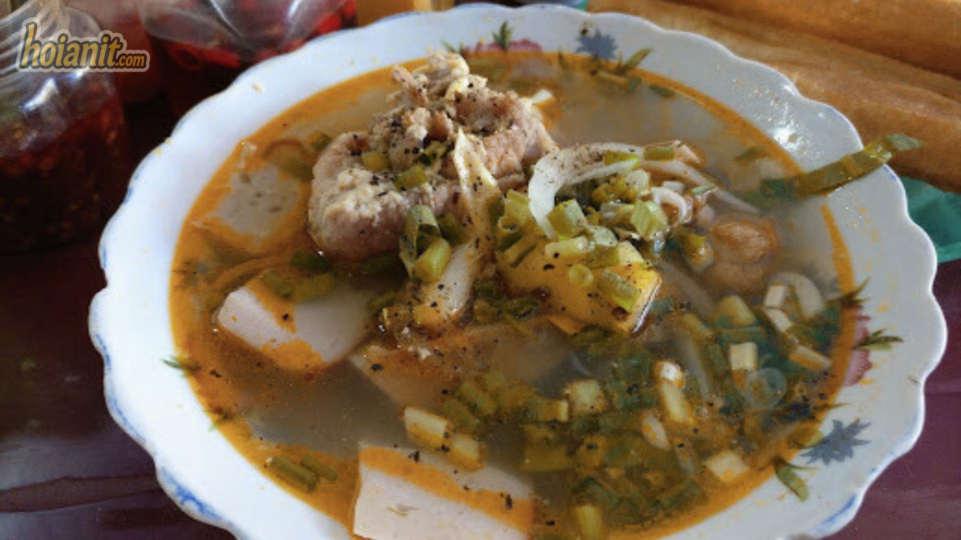 Tô bánh canh cua chả cá Hội An với trứng cút và hành ngò